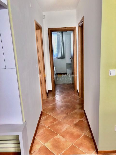 Medulin, 200 m dalla spiaggia, appartamento al piano terra, 2 camere da letto, giardino di 30 m²