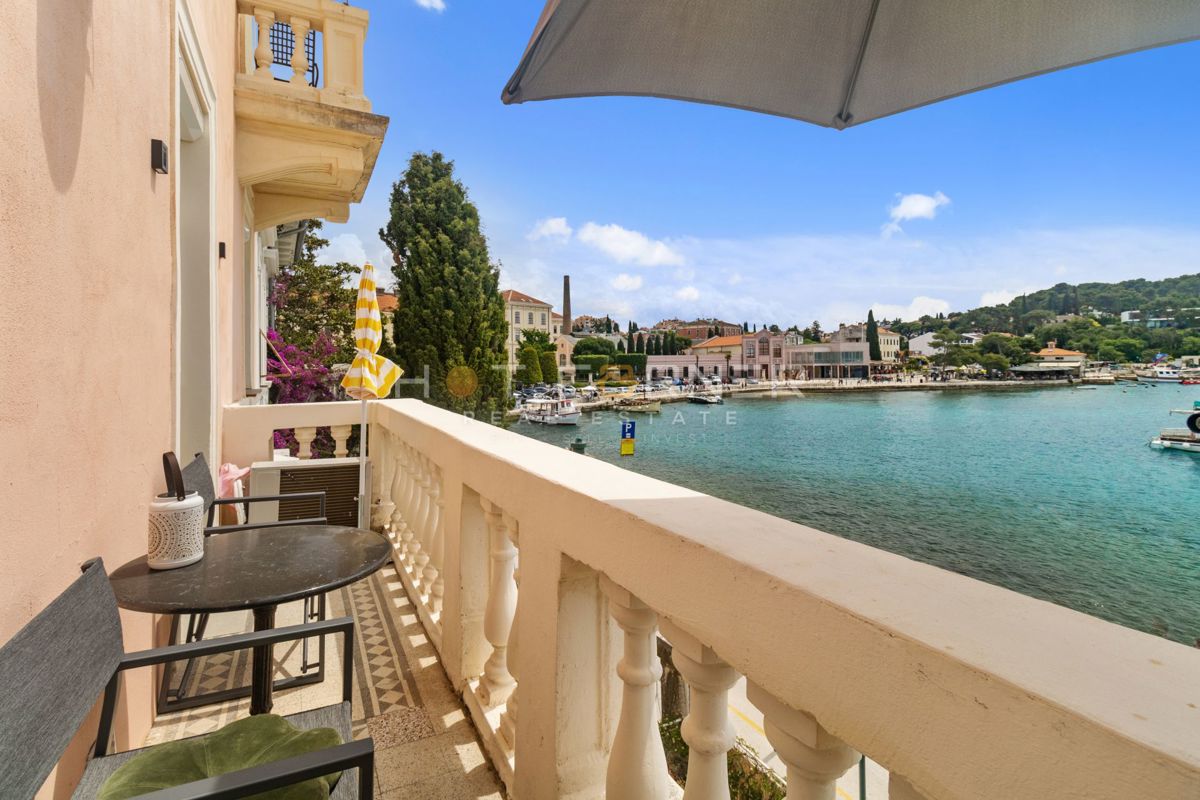 Rovigno, prima fila sul mare, 2 appartamenti in uno