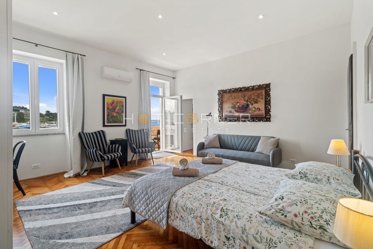 Rovigno, prima fila sul mare, 2 appartamenti in uno