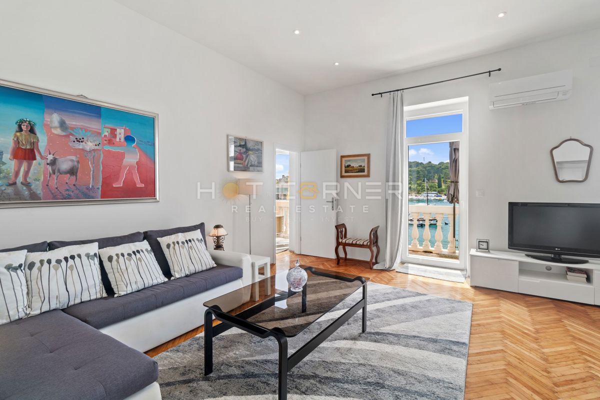 Rovigno, prima fila sul mare, 2 appartamenti in uno