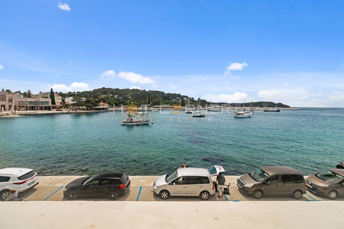 Rovigno, prima fila sul mare, 2 appartamenti in uno