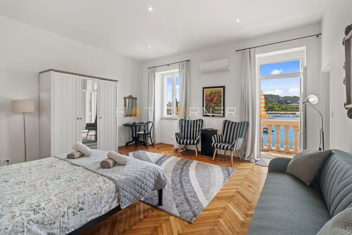 Rovigno, prima fila sul mare, 2 appartamenti in uno