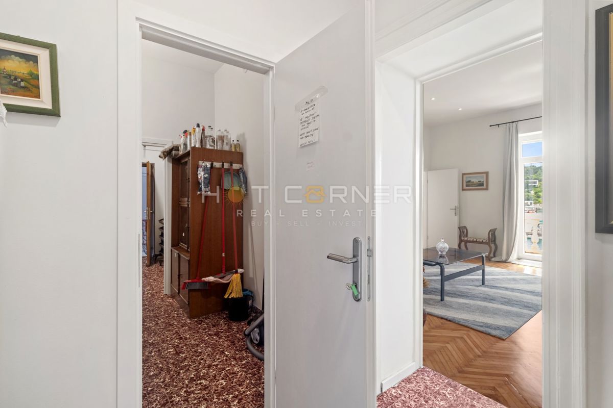 Rovigno, prima fila sul mare, 2 appartamenti in uno