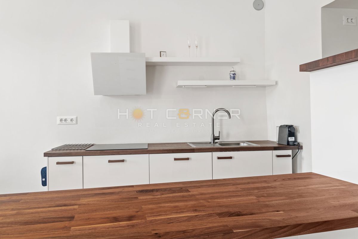 Rovigno, prima fila sul mare, 2 appartamenti in uno