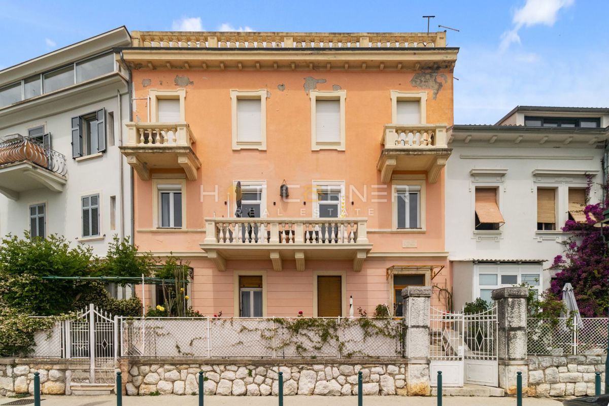 Rovigno, prima fila sul mare, 2 appartamenti in uno