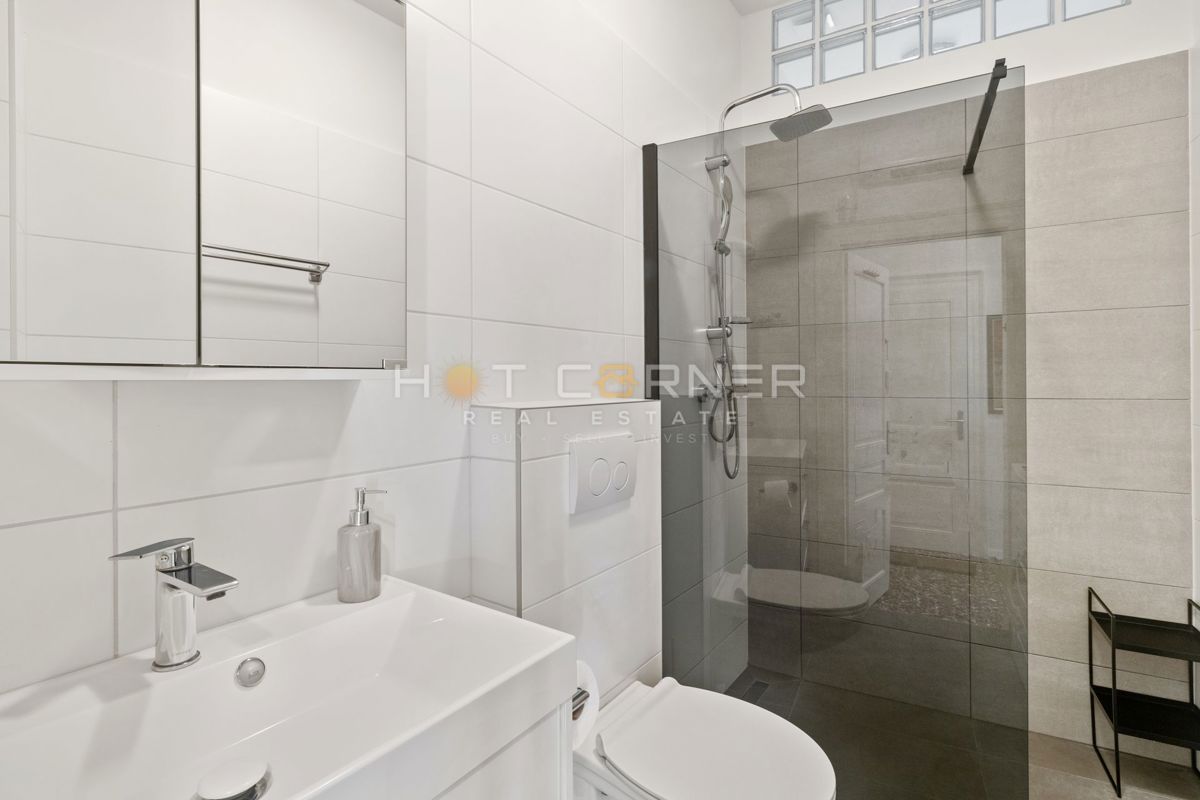 Rovigno, prima fila sul mare, 2 appartamenti in uno