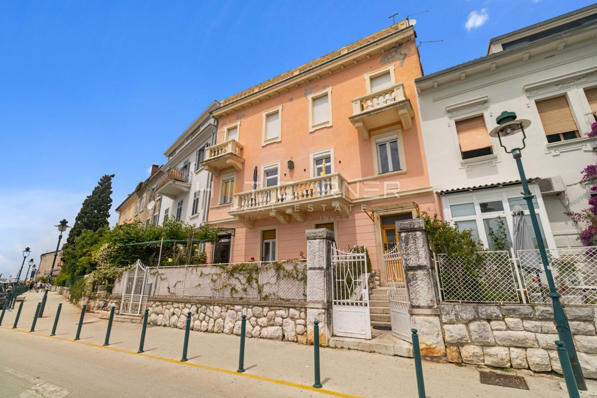 Rovigno, prima fila sul mare, 2 appartamenti in uno