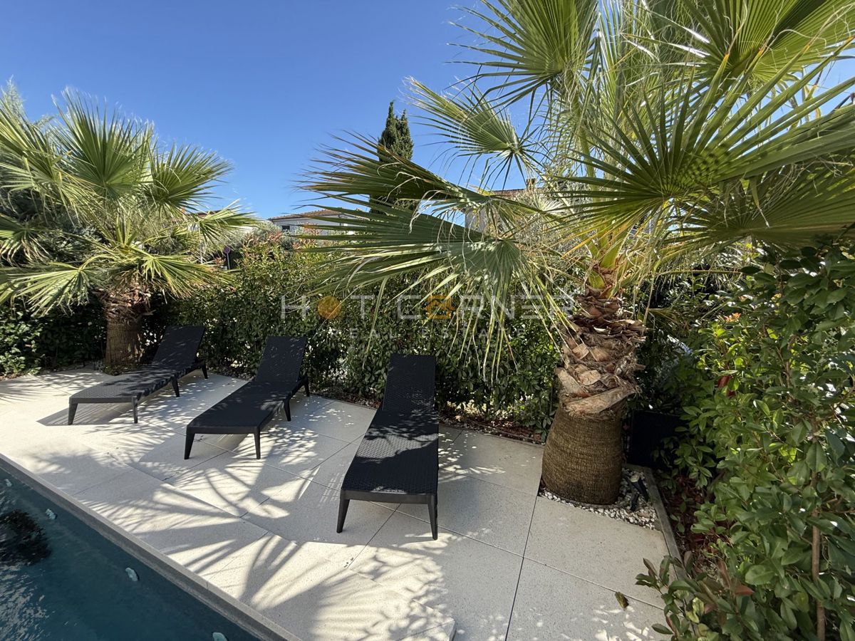 Pola, appartamento di lusso con piscina a 2 km dalla spiaggia