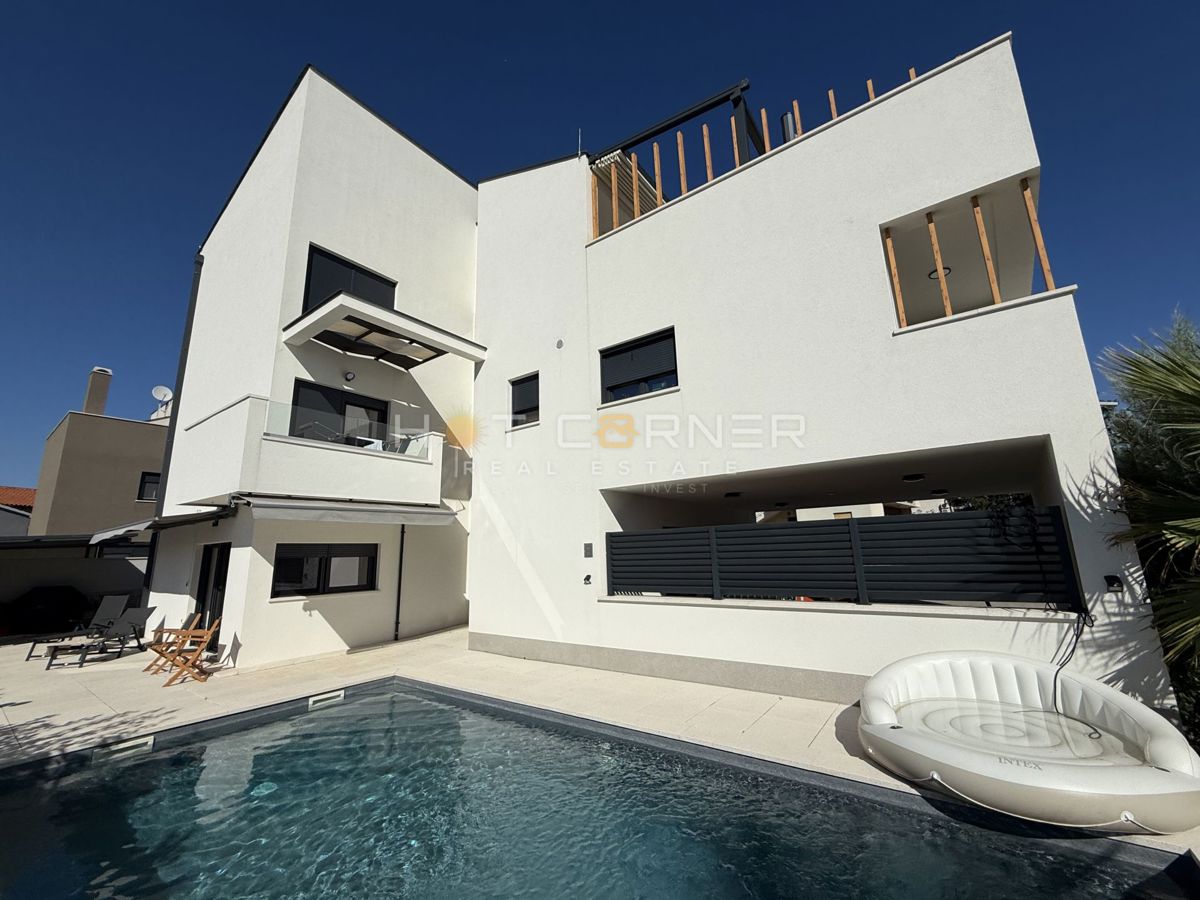 Pola, appartamento di lusso con piscina a 2 km dalla spiaggia