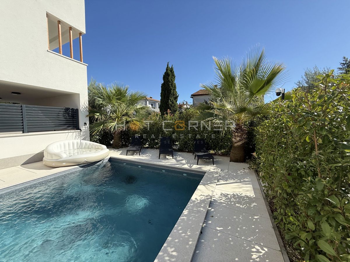 Pola, appartamento di lusso con piscina a 2 km dalla spiaggia