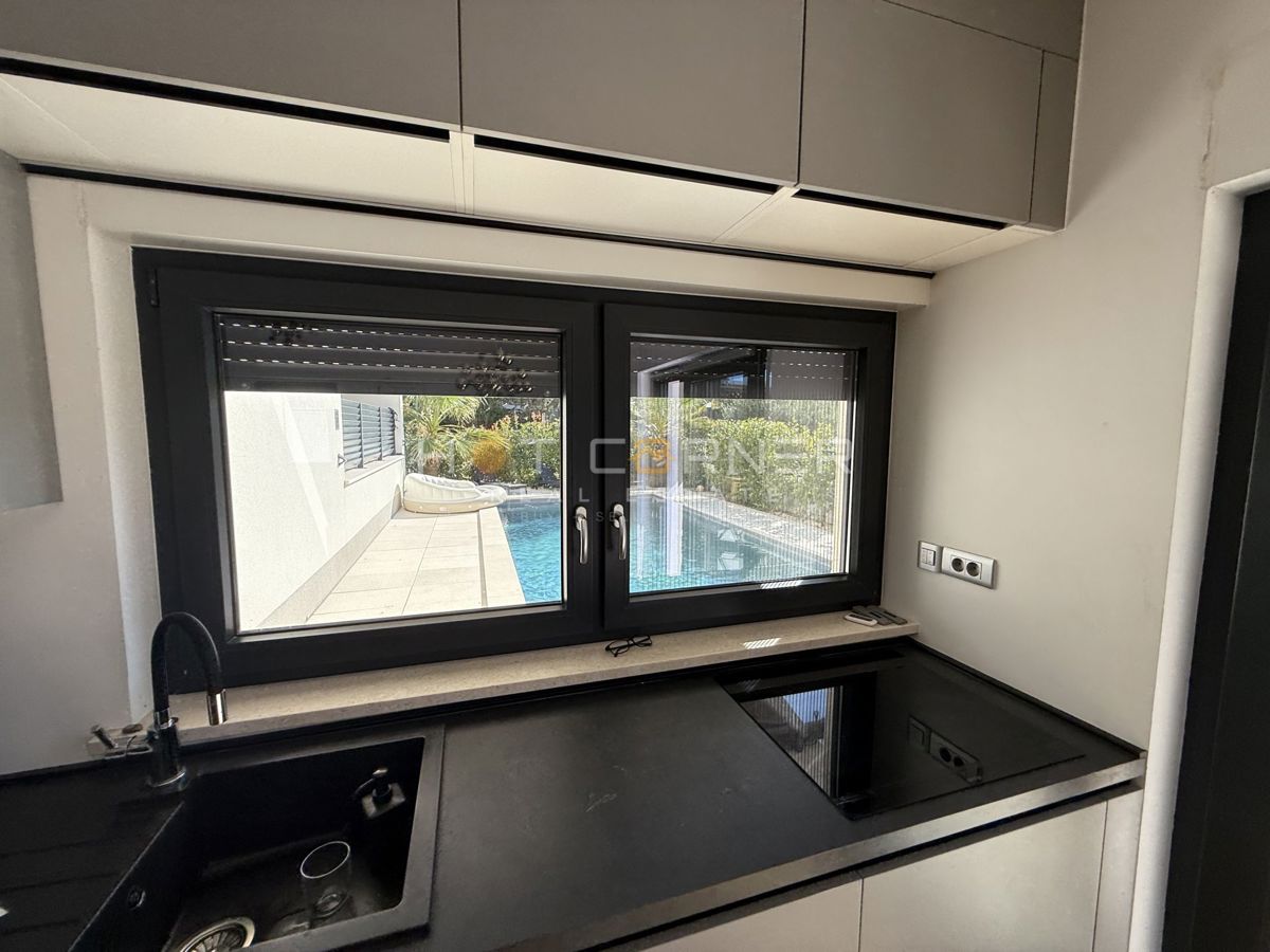 Pola, appartamento di lusso con piscina a 2 km dalla spiaggia