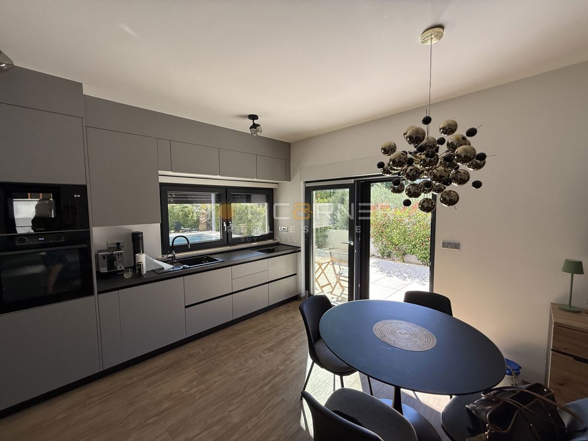 Pola, appartamento di lusso con piscina a 2 km dalla spiaggia