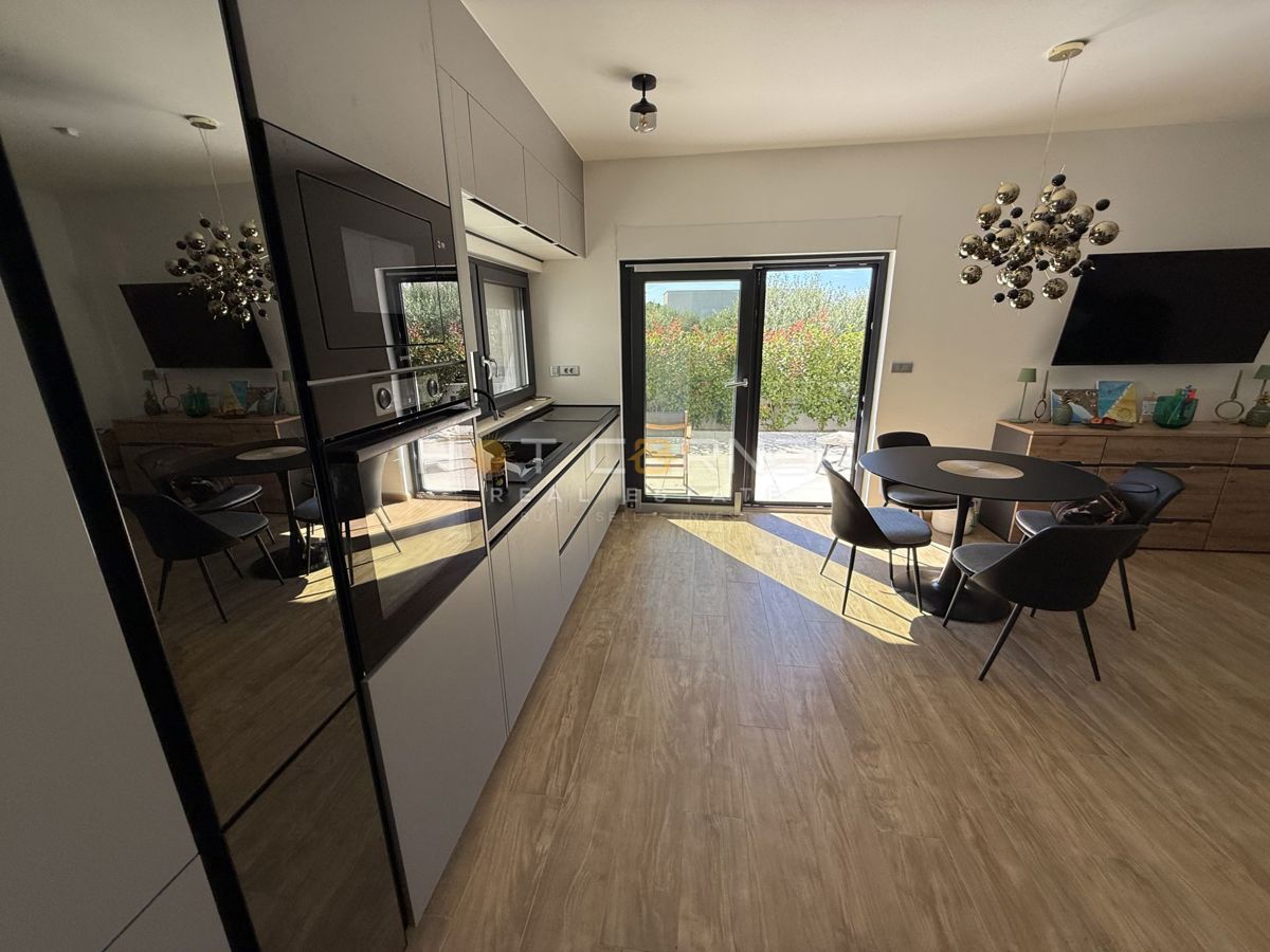 Pola, appartamento di lusso con piscina a 2 km dalla spiaggia