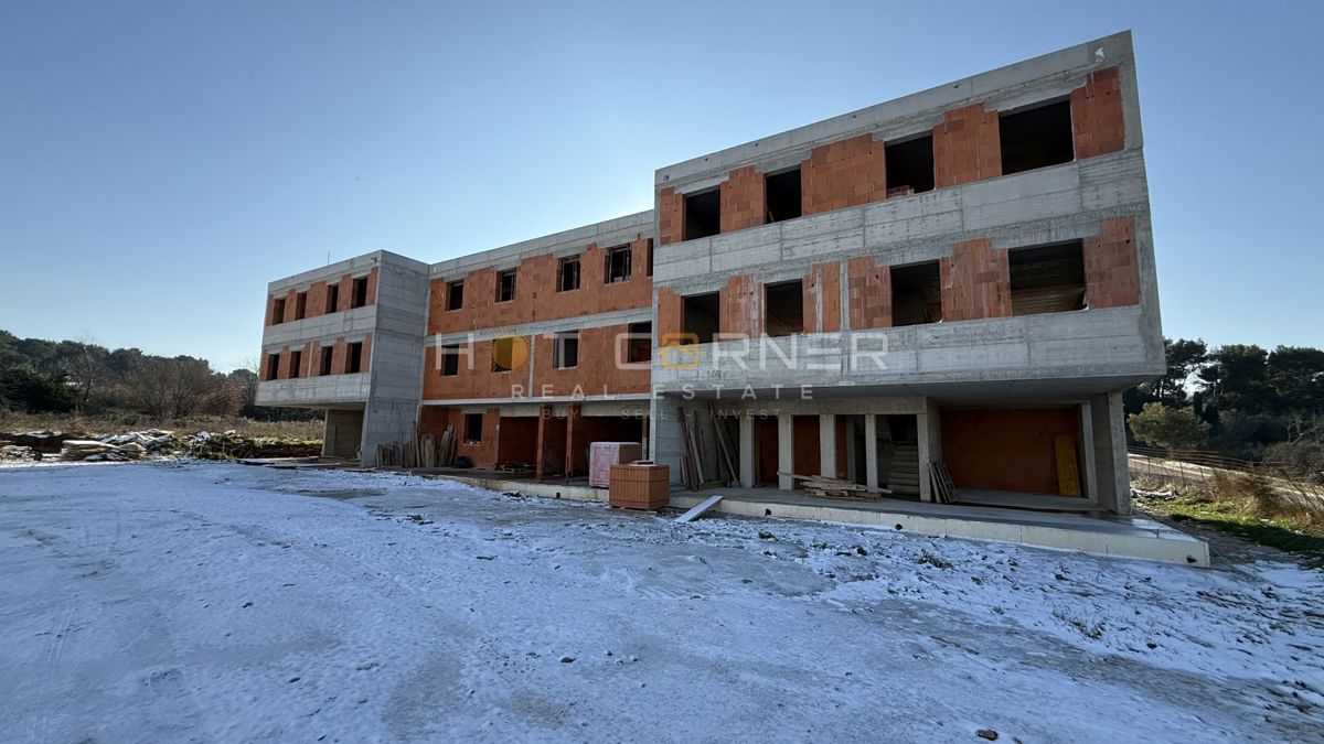 Pola Valmade – spazioso appartamento con grande terrazza e parcheggio, roh-bau, 96,7 m²