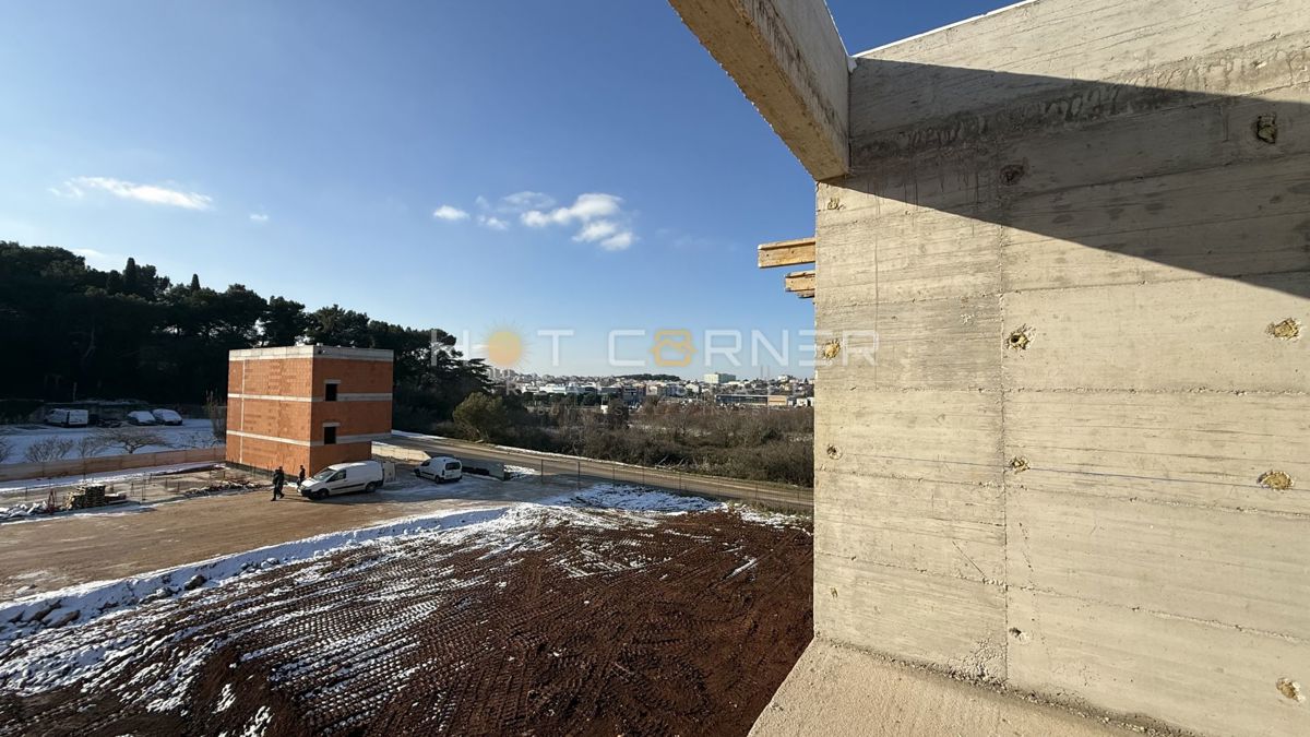 Pola Valmade – spazioso appartamento con grande terrazza e parcheggio, roh-bau, 96,7 m²