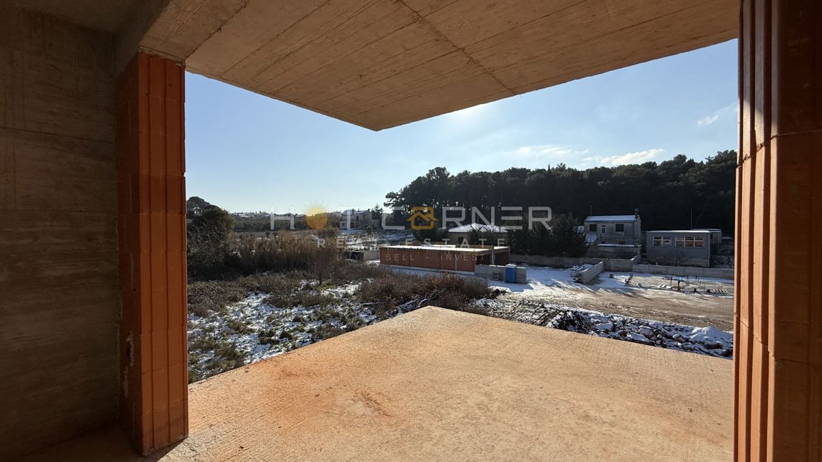 Pola Valmade – spazioso appartamento con grande terrazza e parcheggio, roh-bau, 96,7 m²