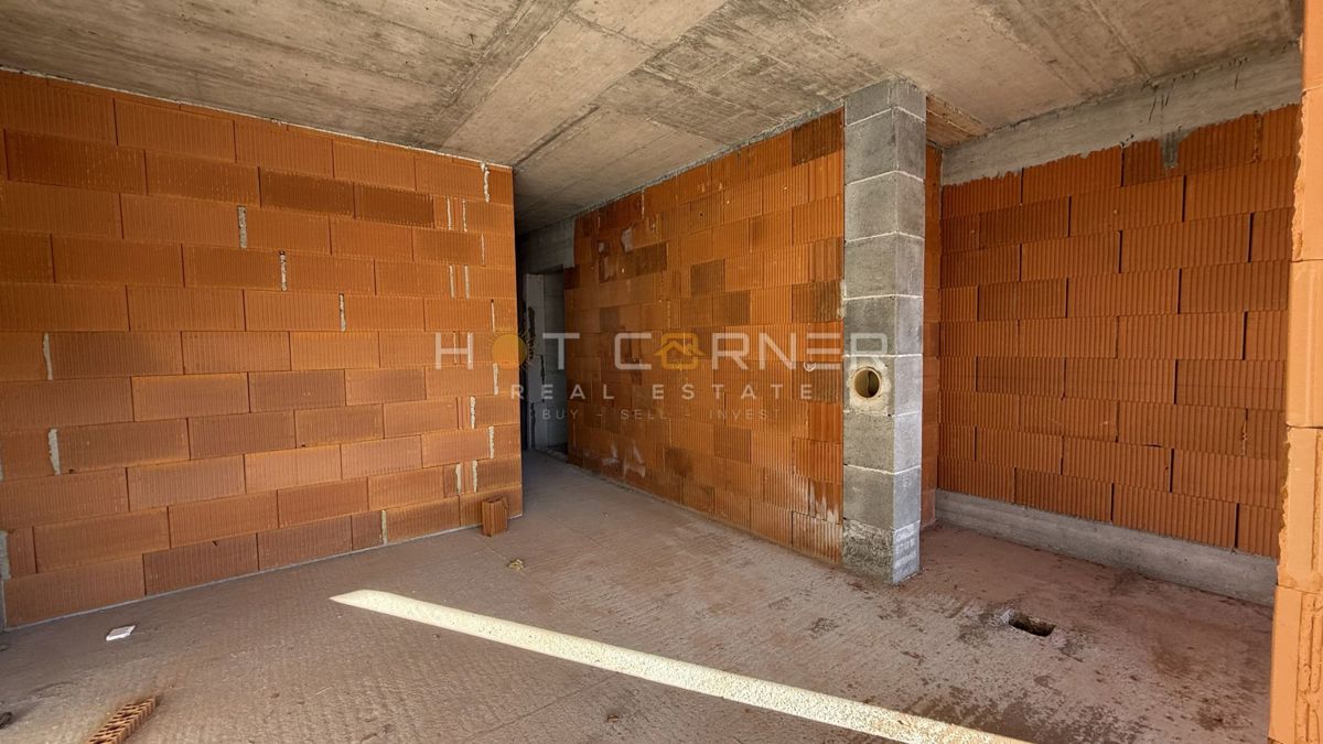 Pola Valmade – spazioso appartamento con grande terrazza e parcheggio, roh-bau, 96,7 m²