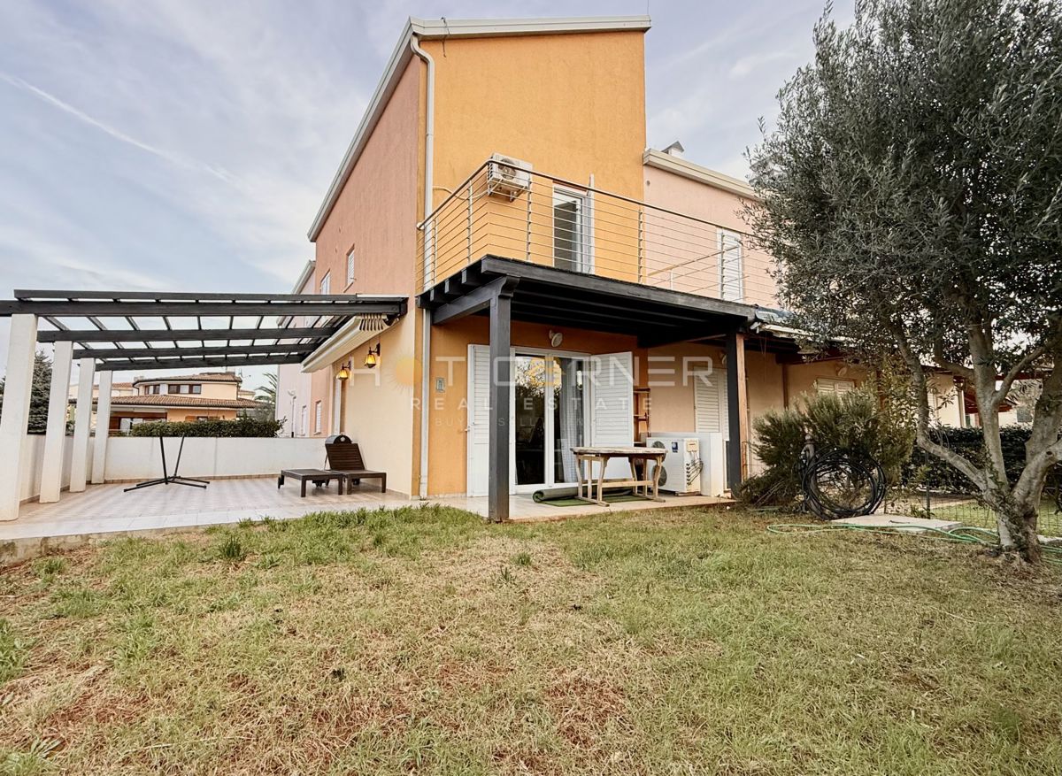 Casa con garage e vista mare