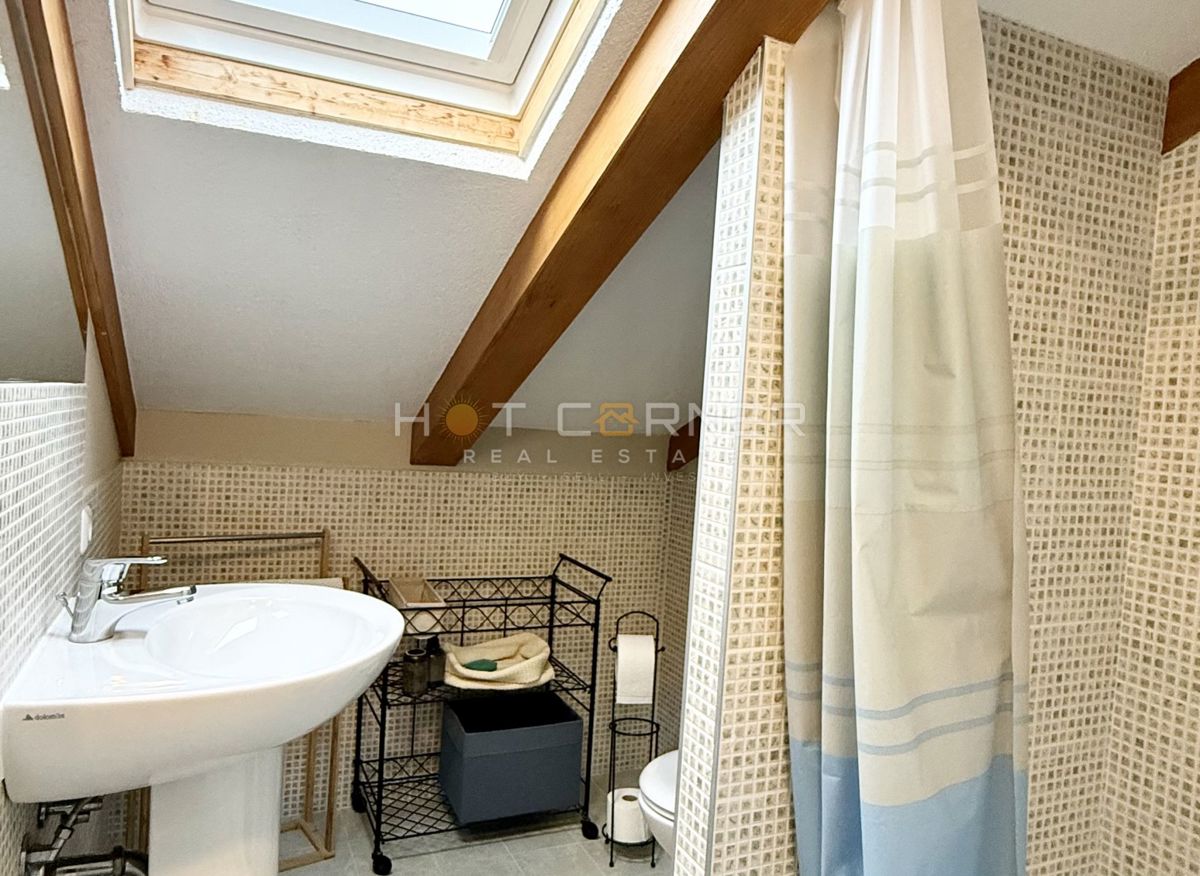 Casa con garage e vista mare