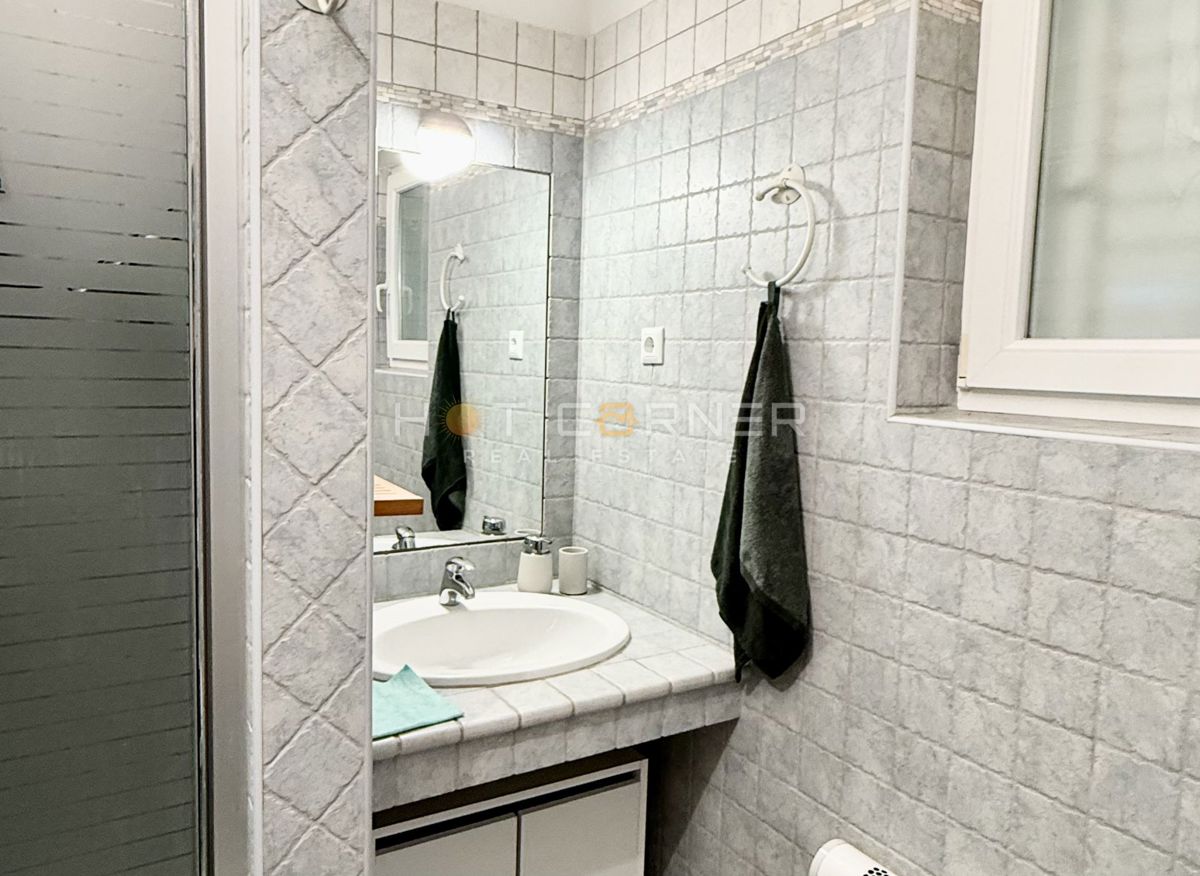 Casa con garage e vista mare