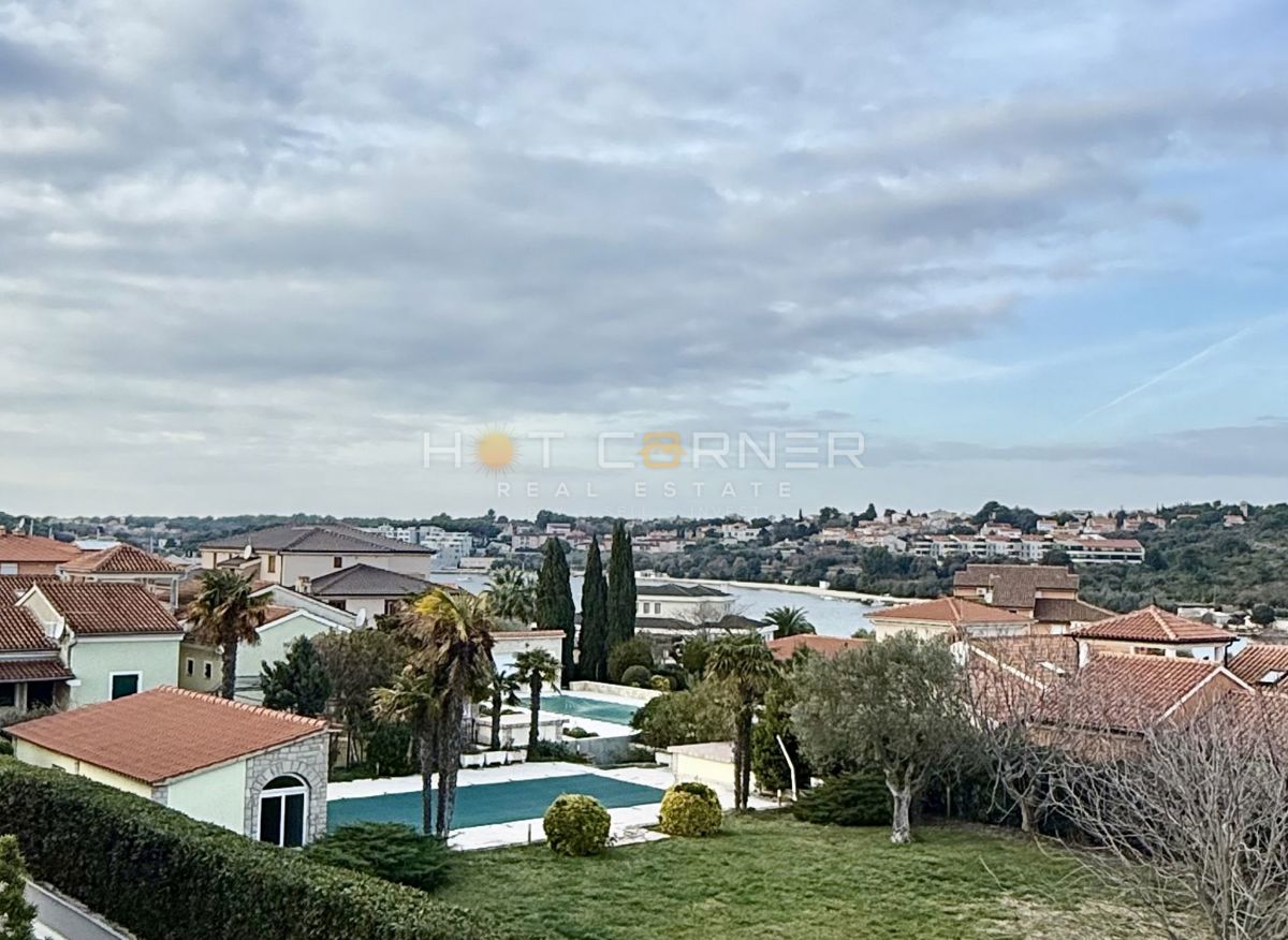 Casa con garage e vista mare