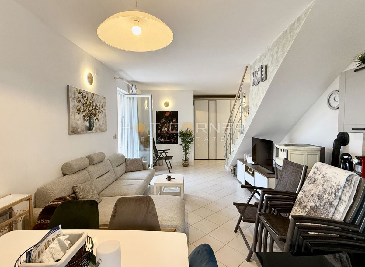 Casa con garage e vista mare