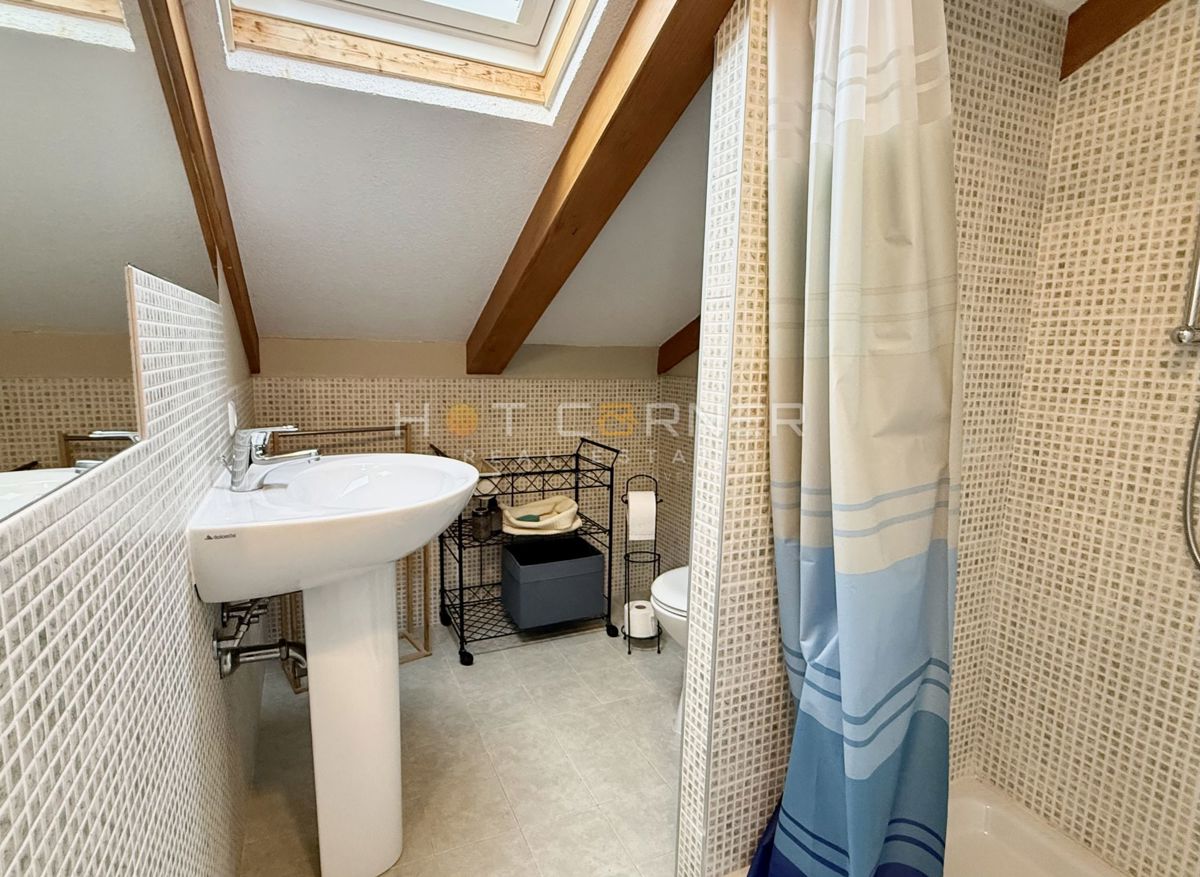 Casa con garage e vista mare