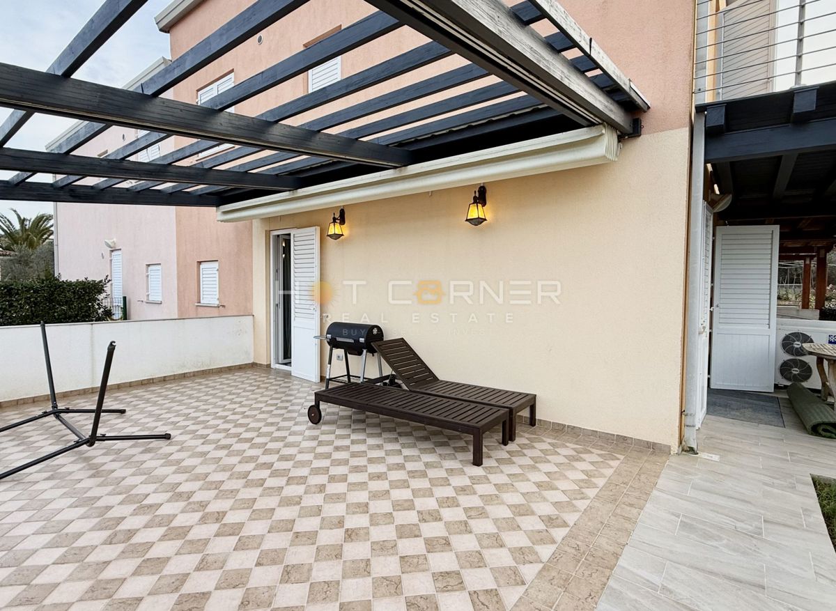 Casa con garage e vista mare