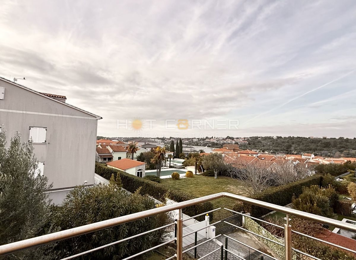 Casa con garage e vista mare