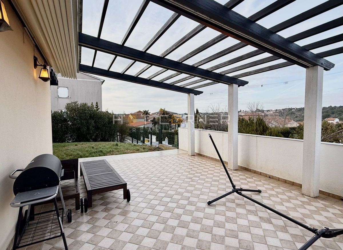 Casa con garage e vista mare