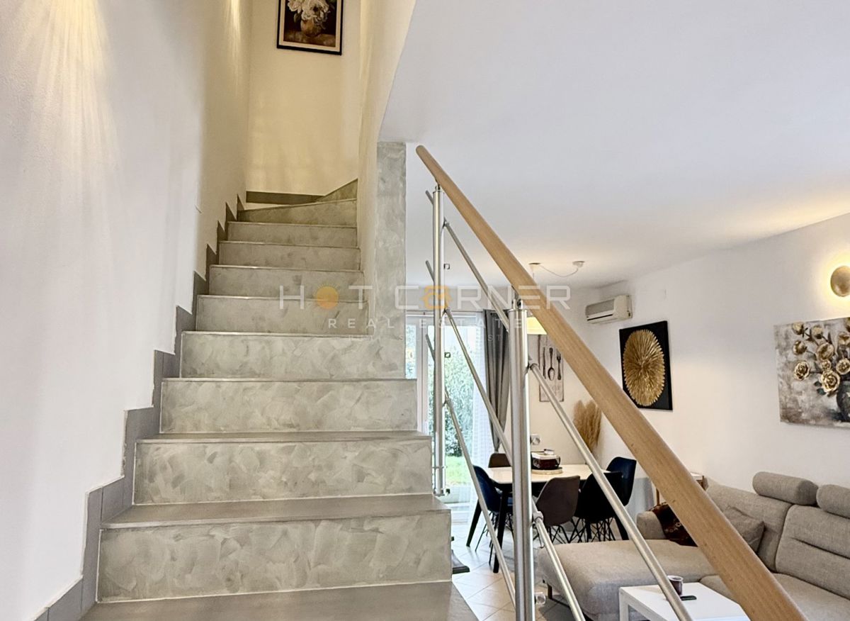 Casa con garage e vista mare