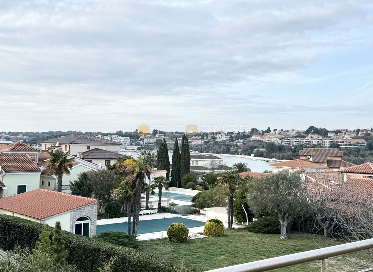 Casa con garage e vista mare