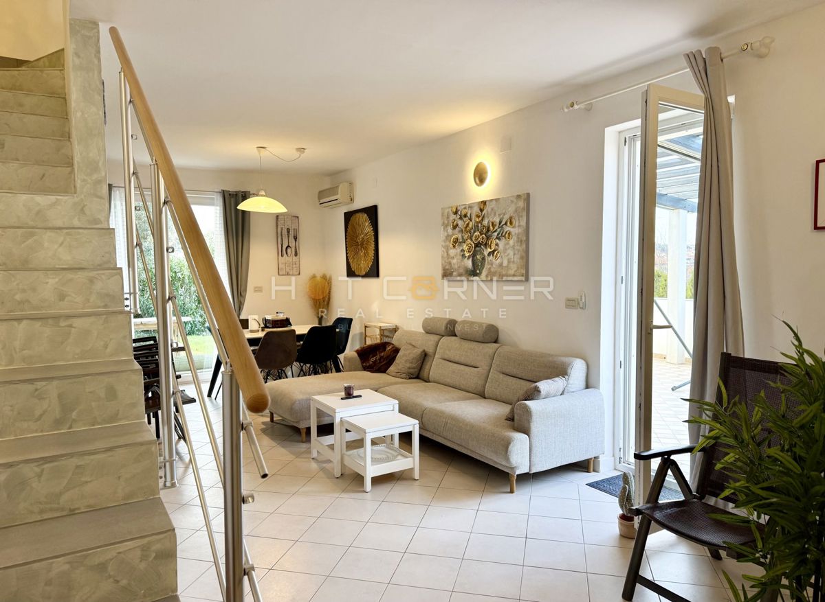 Casa con garage e vista mare