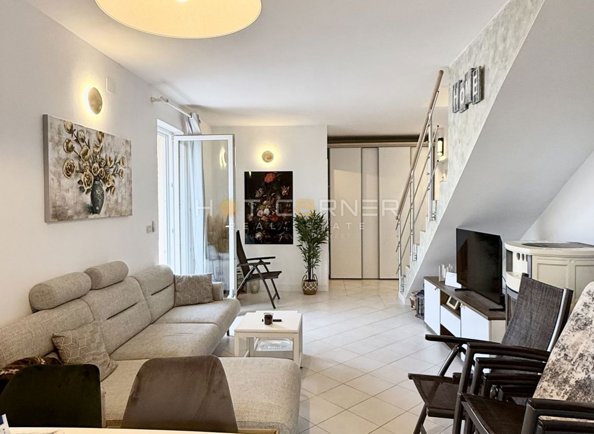 Casa con garage e vista mare