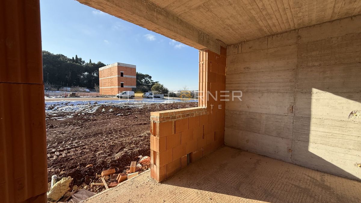 Nuova costruzione di alta qualità a Pola, appartamento al piano terra con giardino e parcheggio