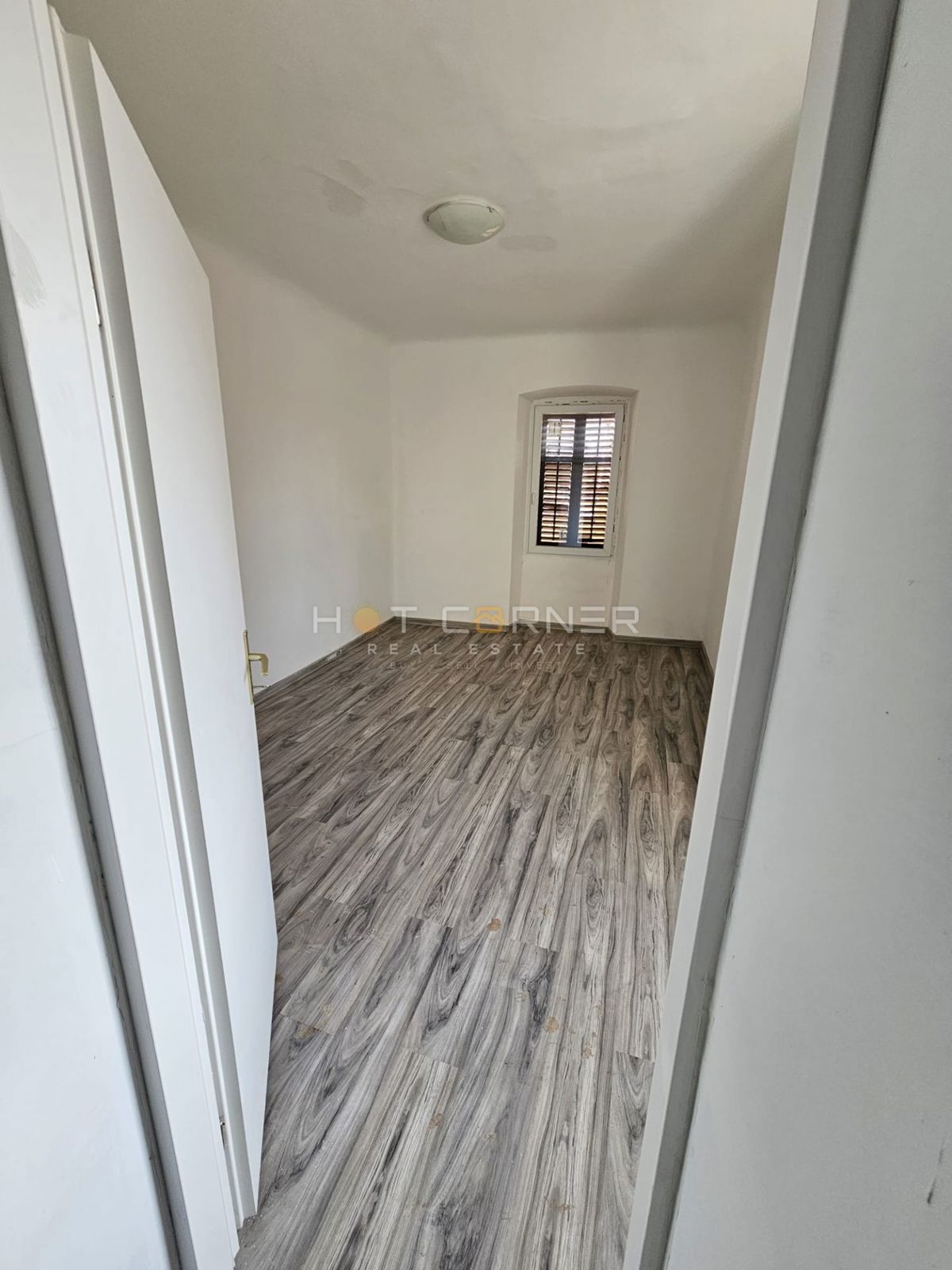 Fascino Austro-Ungarico in Vecchia Pola – 75 m², 3° Piano