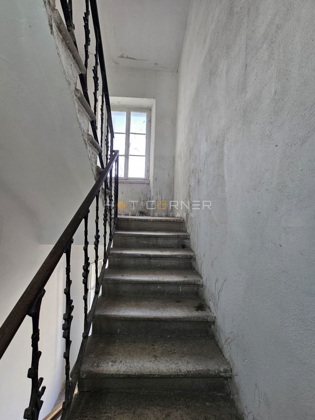 Fascino Austro-Ungarico in Vecchia Pola – 75 m², 3° Piano