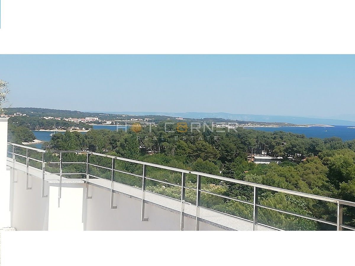 OCCASIONE: Appartamento esclusivo a Premantura di 104m2 con vista mare, ampia terrazza privata sul tetto e prima fila sul mare!