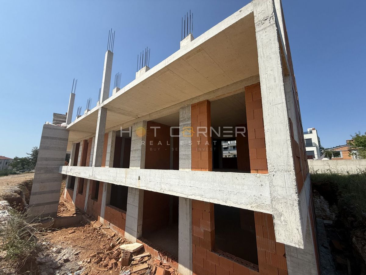 Medulin, posizione top, 300 m dalla spiaggia, piano terra, 2 camere + giardino di 60 m²