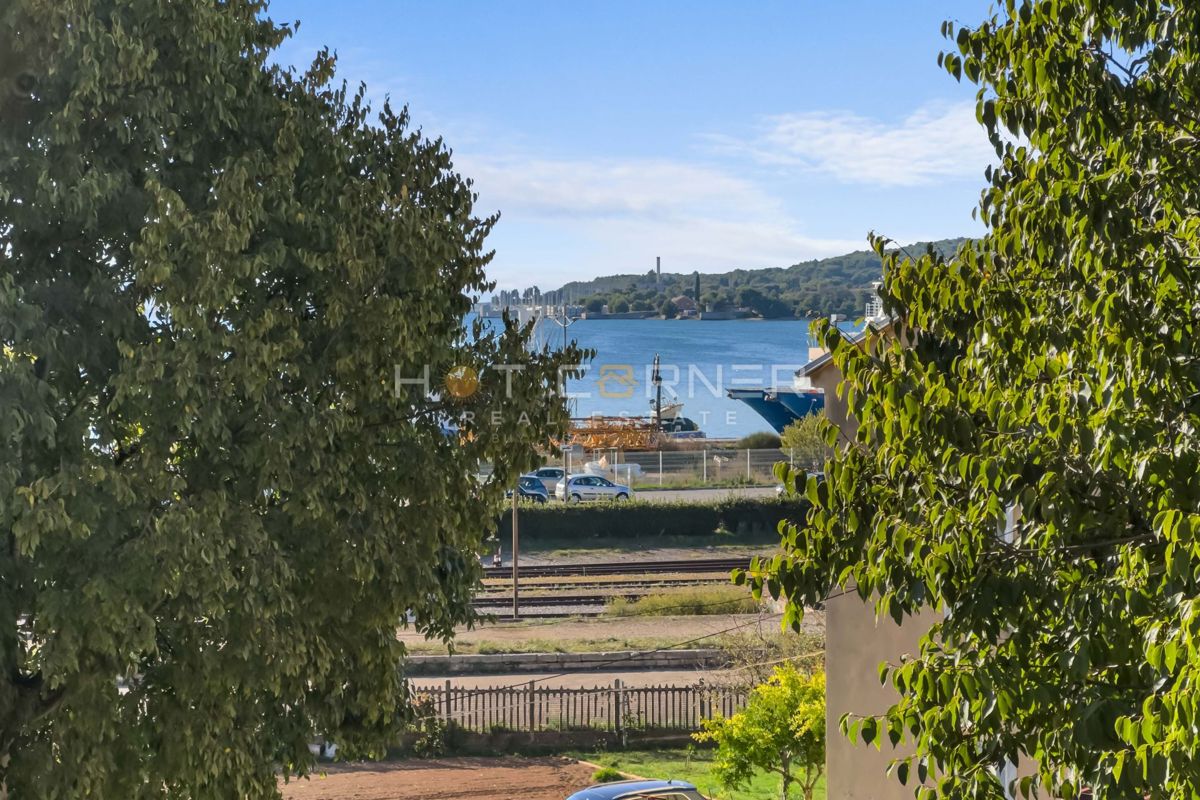 Appartamento elegante in Villa Minz, 147 m², vista mare