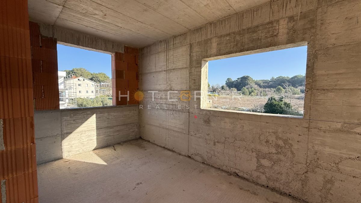 Nuova costruzione a Pola: appartamento al primo piano con parcheggio e ripostiglio