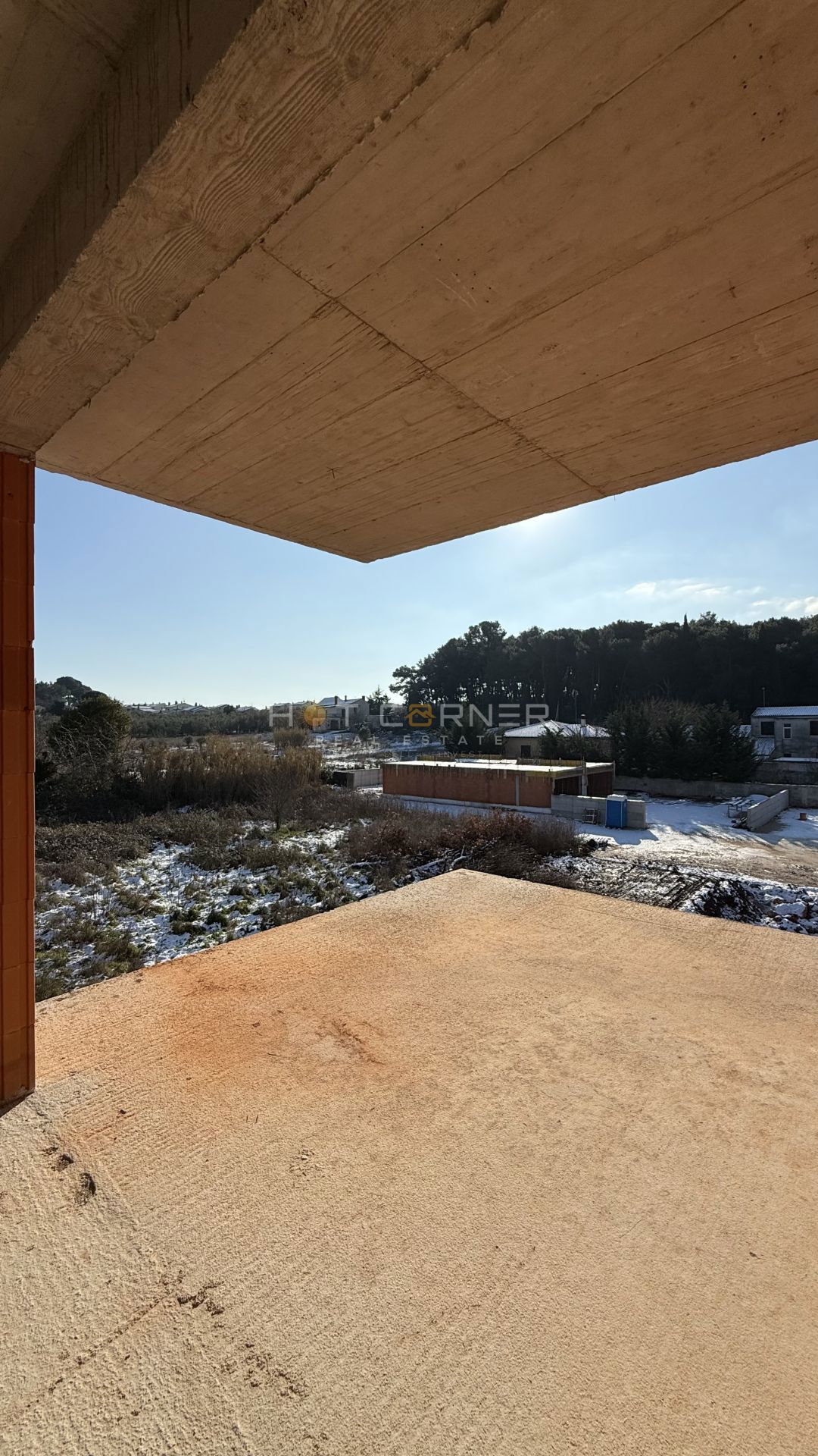 Nuova costruzione a Pola: appartamento al primo piano con parcheggio e ripostiglio