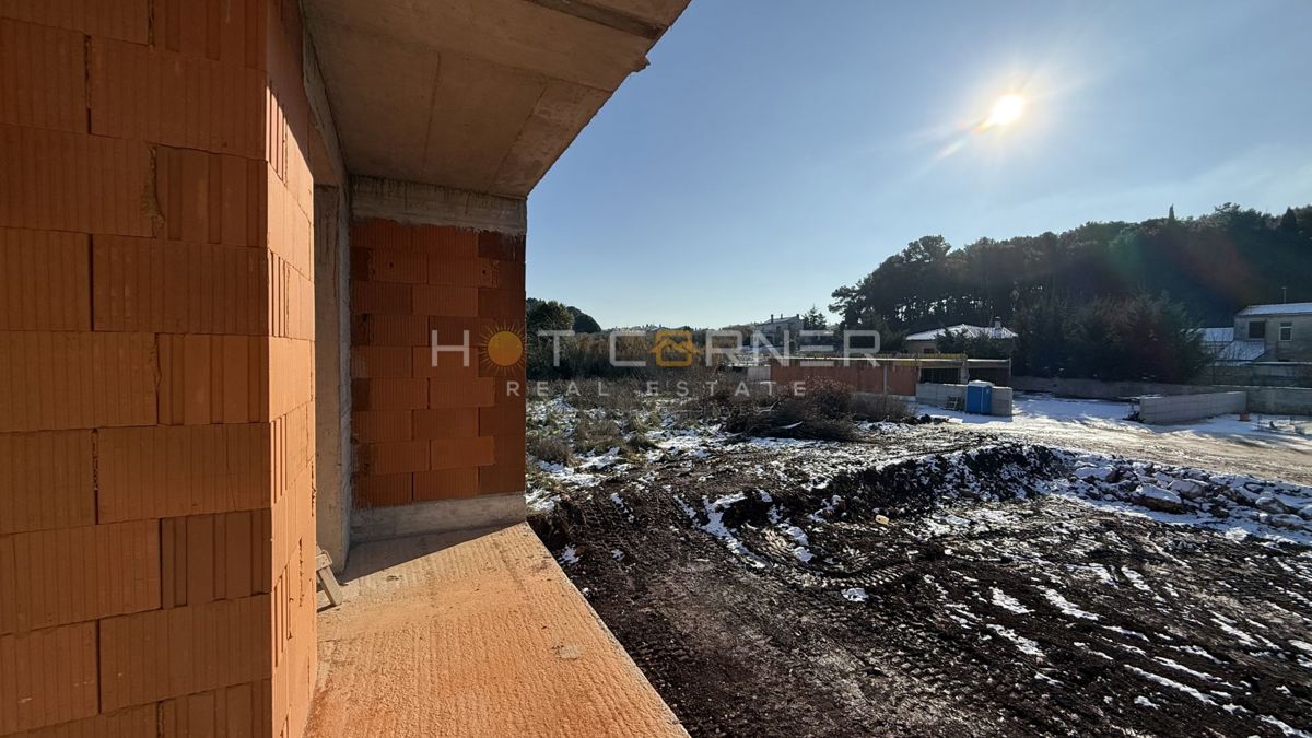 Nuova costruzione a Pola: appartamento al primo piano con parcheggio e ripostiglio