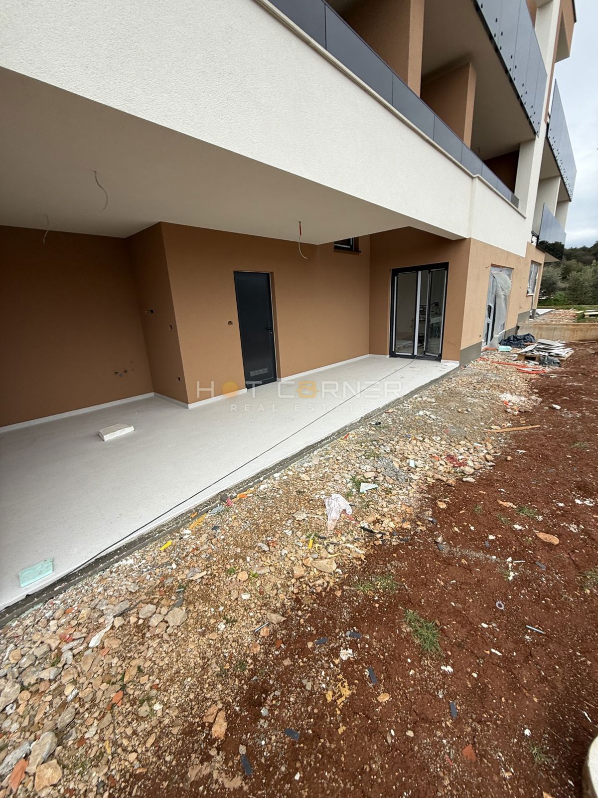 Opportunità, moderno monolocale a piano terra con giardino, vicino a Pula City Mall, disponibile dal 06/2026.