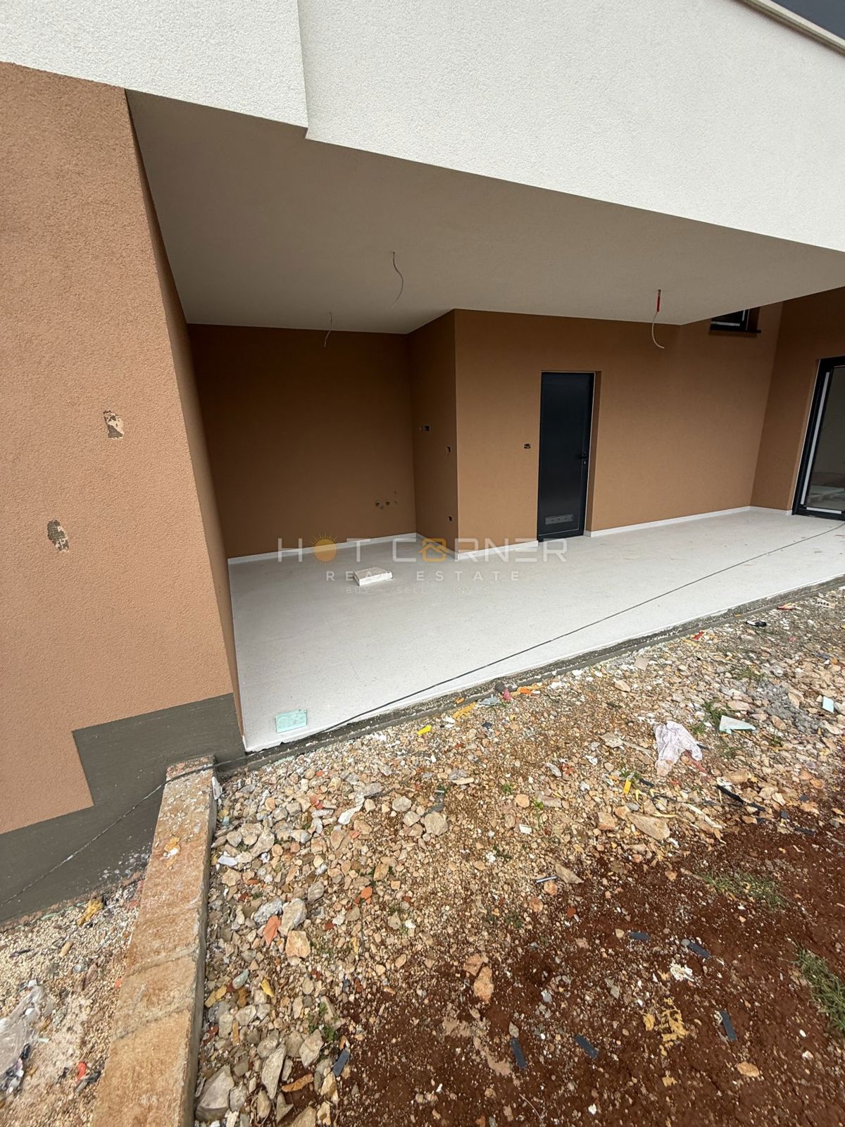 Opportunità, moderno monolocale a piano terra con giardino, vicino a Pula City Mall, disponibile dal 06/2026.