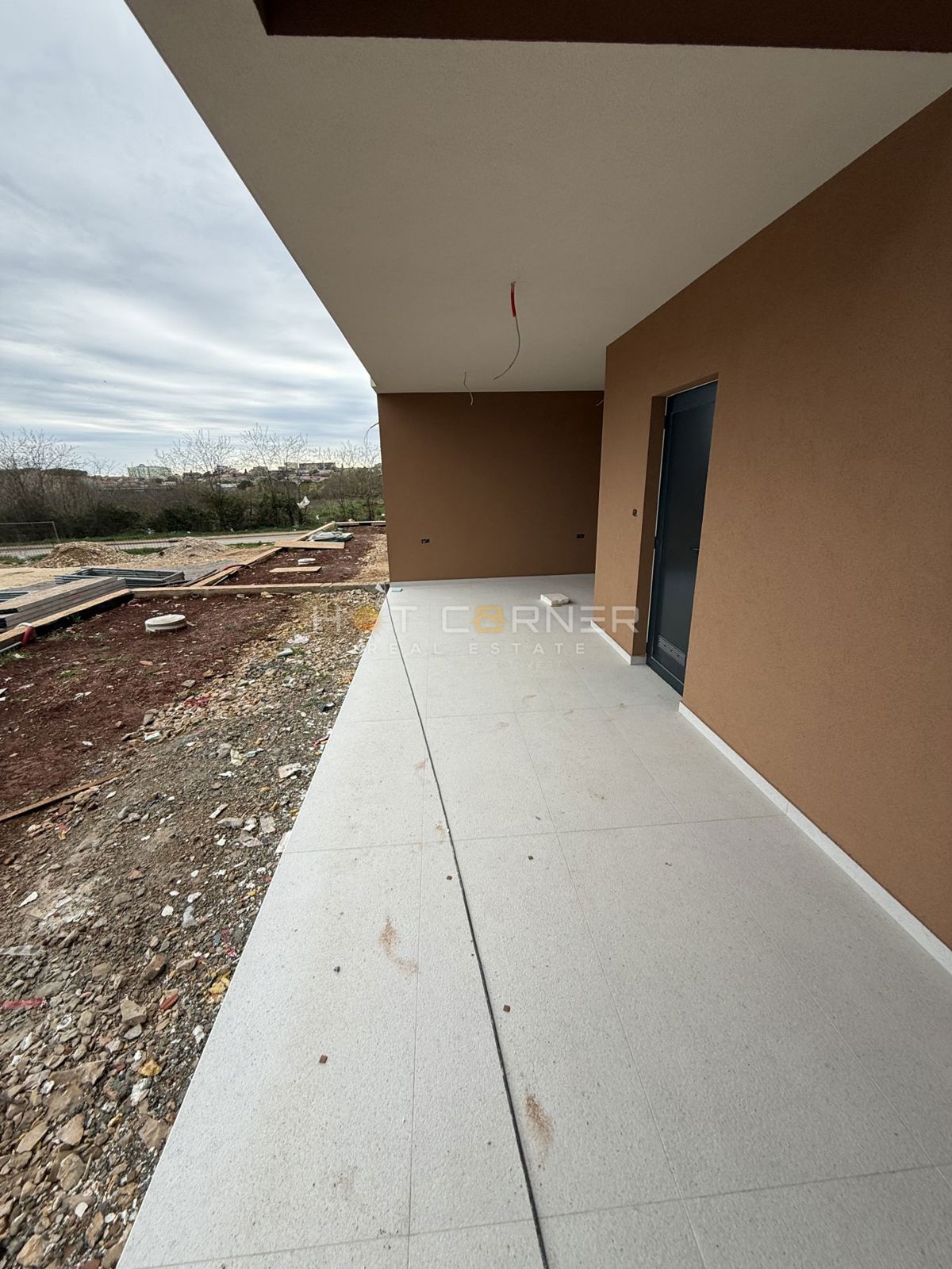 Opportunità, moderno monolocale a piano terra con giardino, vicino a Pula City Mall, disponibile dal 06/2026.