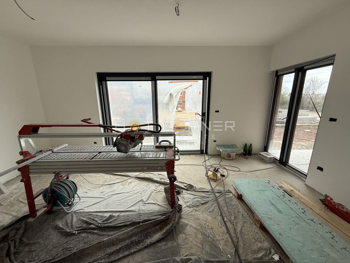 Opportunità, moderno monolocale a piano terra con giardino, vicino a Pula City Mall, disponibile dal 06/2026.