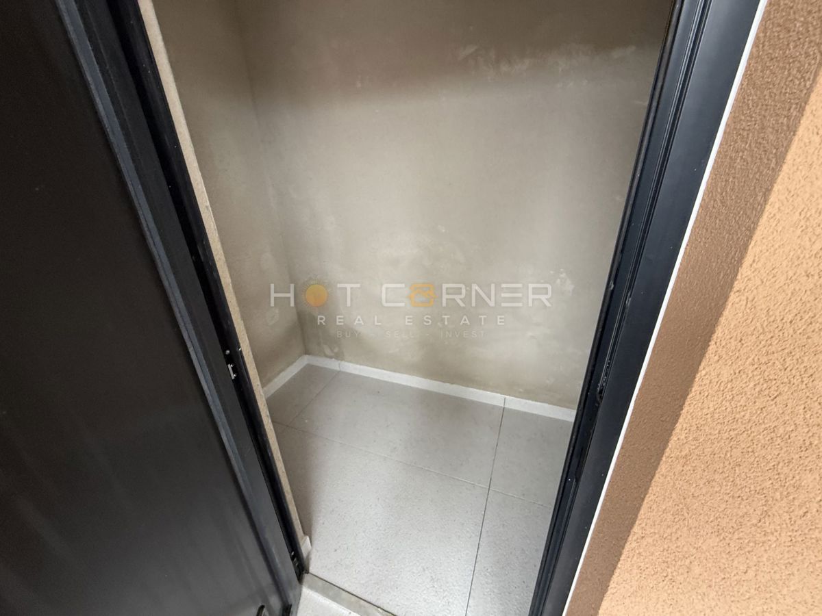 Opportunità, moderno monolocale a piano terra con giardino, vicino a Pula City Mall, disponibile dal 06/2026.