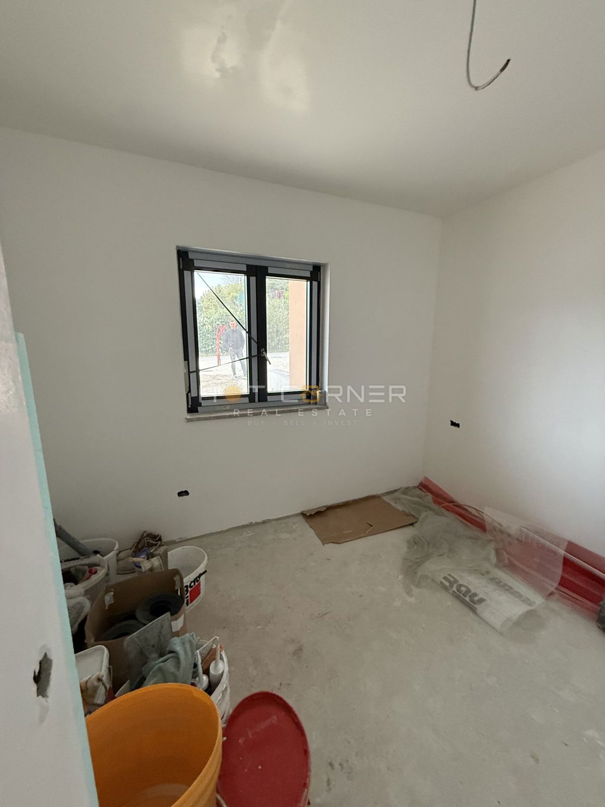 Opportunità, moderno monolocale a piano terra con giardino, vicino a Pula City Mall, disponibile dal 06/2026.