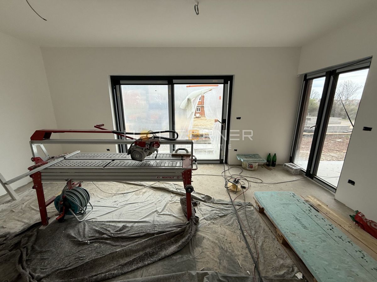 Opportunità, moderno monolocale a piano terra con giardino, vicino a Pula City Mall, disponibile dal 06/2026.